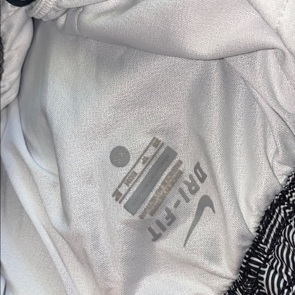 Nike pattern shorts - Picture 3 of 3